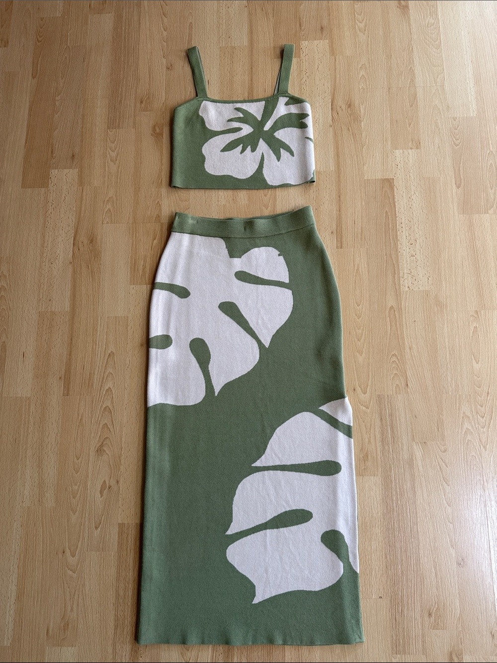 Green and White Tropical Leaf Knit Skirt Set - NWOT - Never Been Worn - Picture 1 of 7
